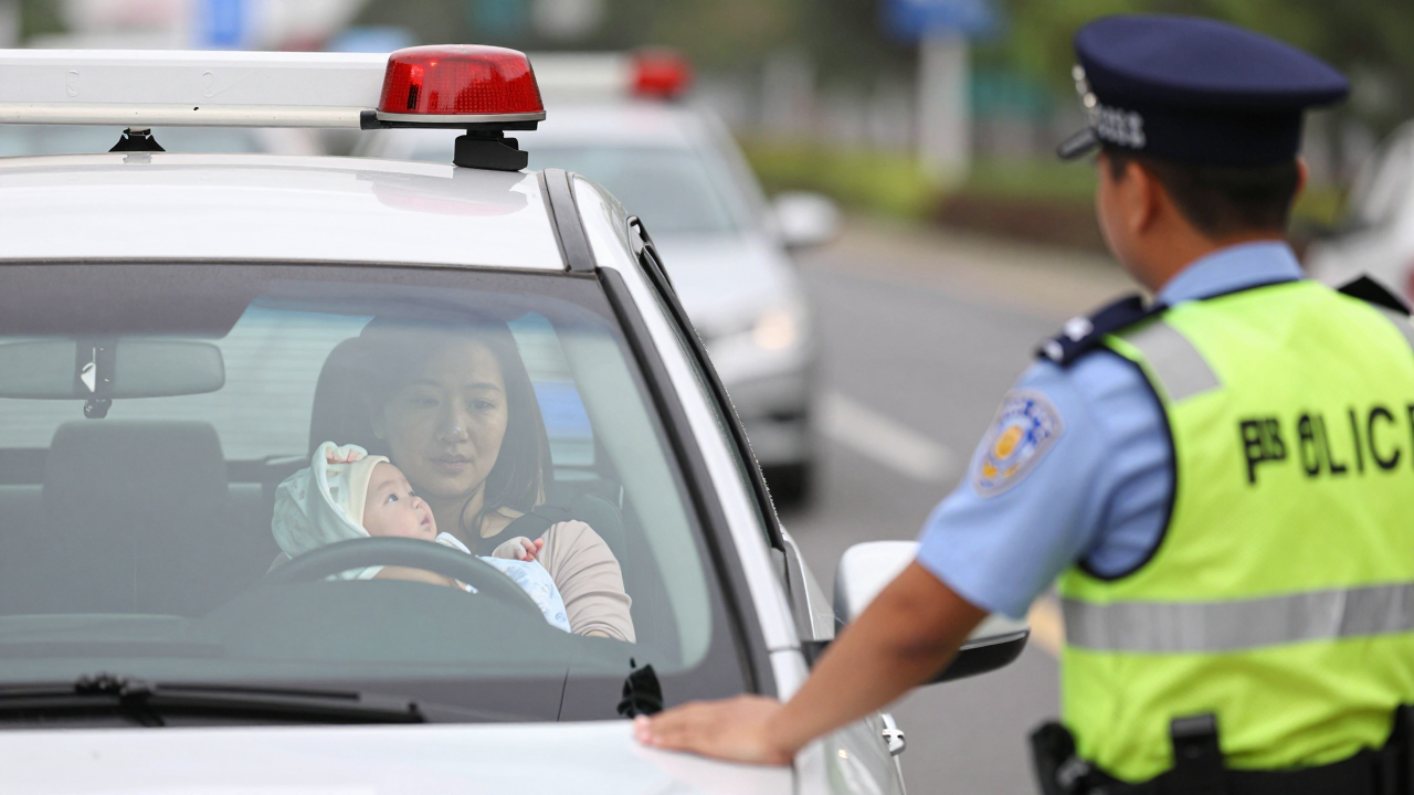 CSGT TP.HCM hú còi đưa sản phụ đi sinh, bé gái chào đời giữa đường.