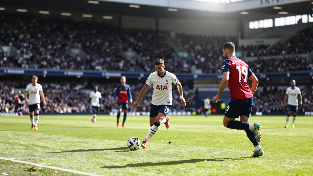 Trận đấu giữa Tottenham và Crystal Palace trên sân cỏ, có khán giả và ánh nắng mặt trời.