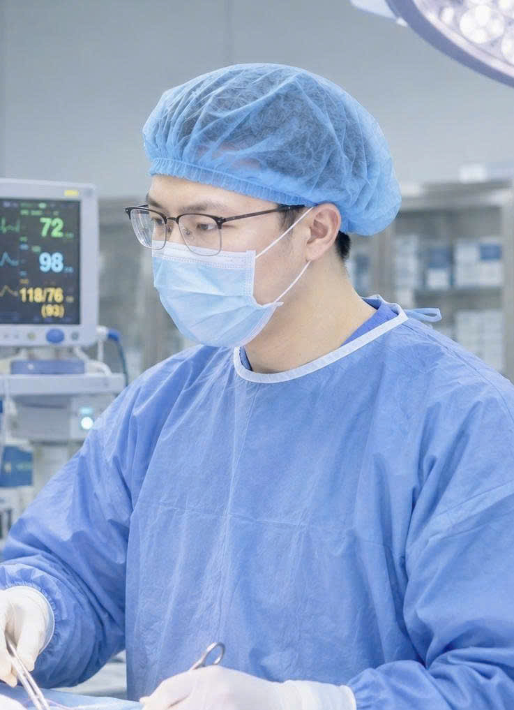 BSNT. Nguyễn Anh Quân trong ca mổ nội soi (Nguồn: BSNT. Nguyễn Anh Quân)